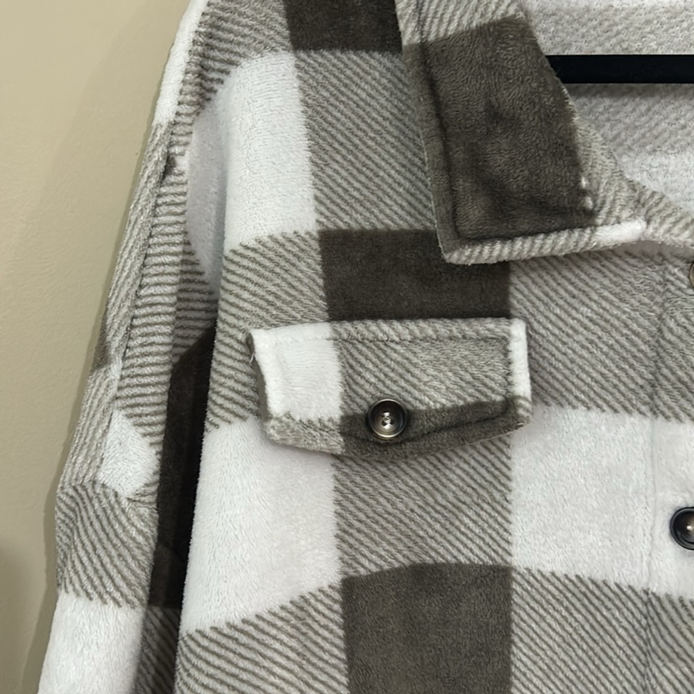 Soft Buffalo Plaid Button Down Shacket Woman's Si… - image 4